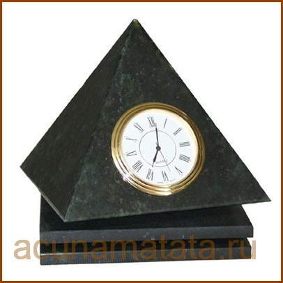 Часы из камня змеевика "Пирамида".