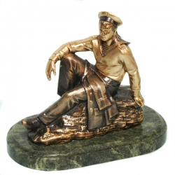 Статуэтка Моряк из бронзы на подставке из змеевика.