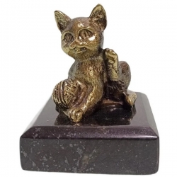 Фигурка из бронзы Кот с клубком.