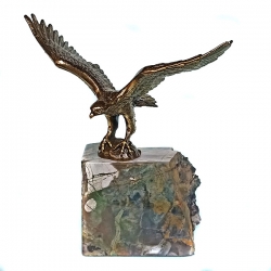 Статуэтка Орел из бронзы на подставке из яшмы.