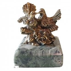 Фигурка Голуби из бронзы на подставке из змеевика.